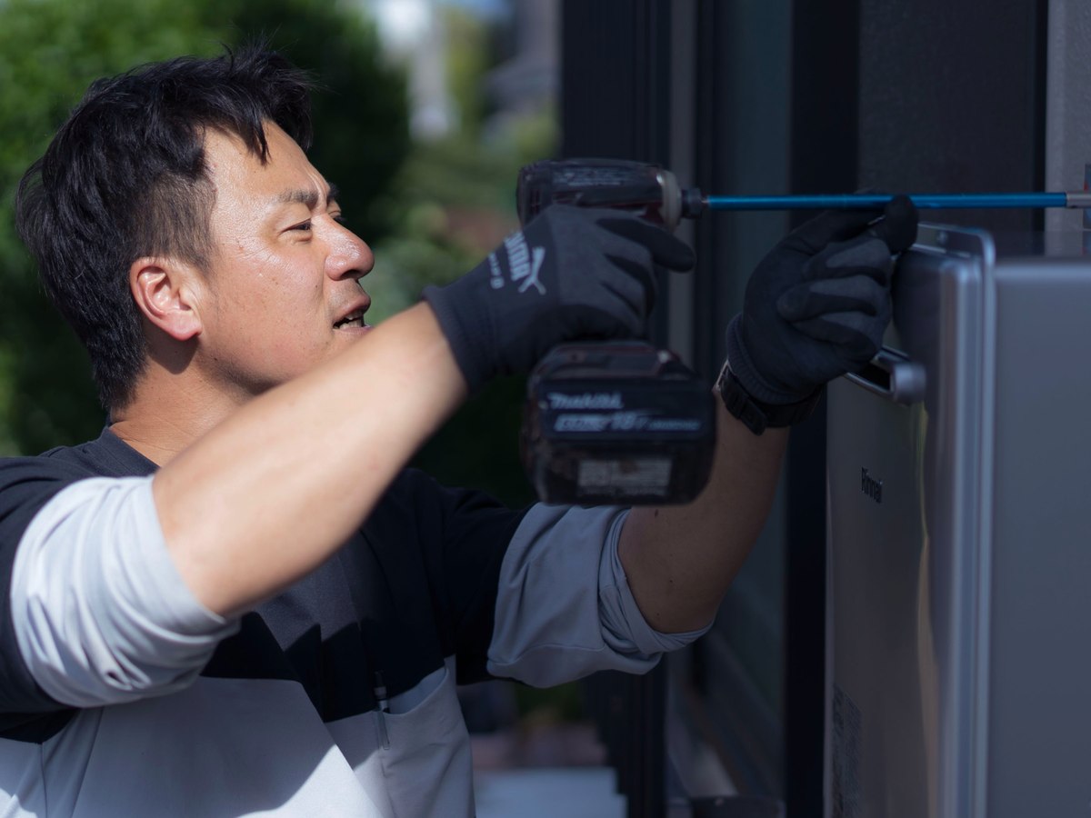 ガス給湯器の設置作業